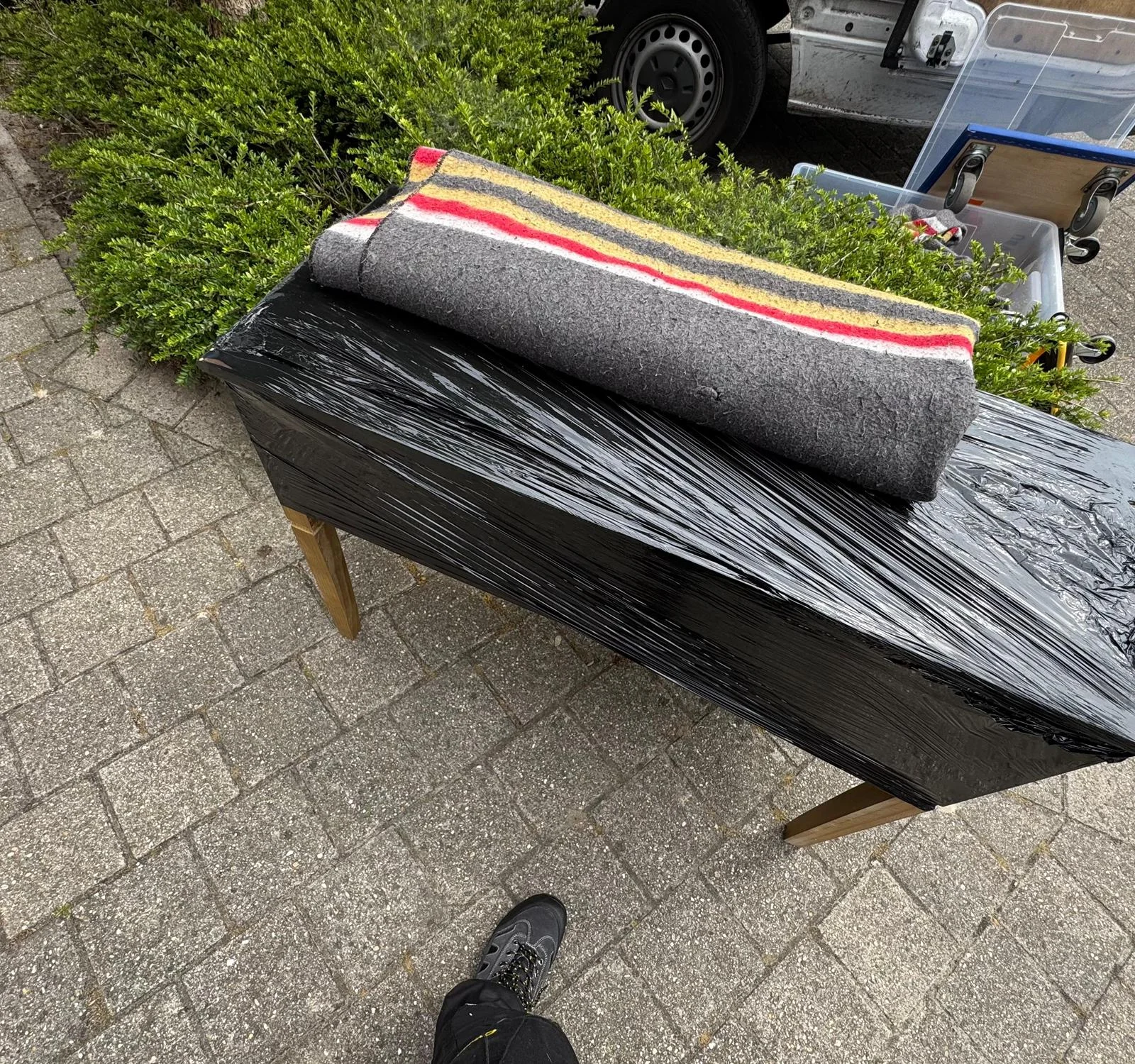 Verhuizer met verhuisdoos
